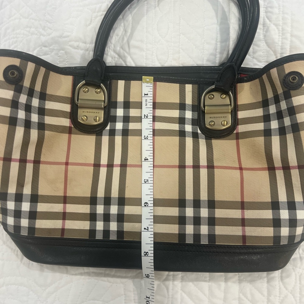 💄 Burberry Beige Check Canvas Tote with Black Leather Trim and Gold Hardware - Picture 13 of 14